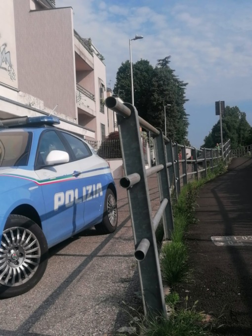 Pusher in bicicletta nasconde la cocaina nel parapetto del canale Villoresi