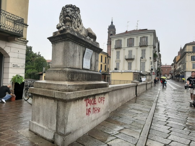 Vandali in azione: imbrattati Ponte dei Leoni e Arengario