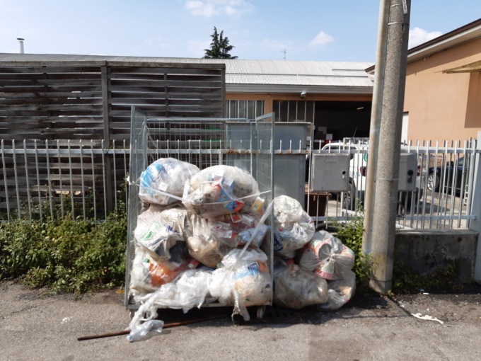 Puzza dai sacchi di rifiuti abbandonati: sanzione di 600 euro