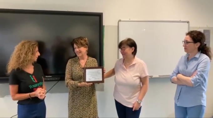 Sindrome di Tourette, targa di ringraziamento alla scuola