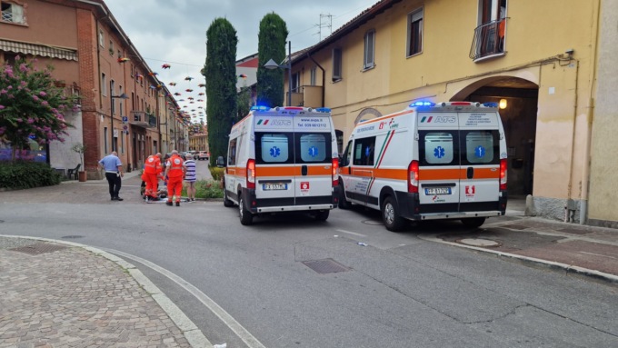 Pedone investito da un ciclista, entrambi finiscono in ospedale