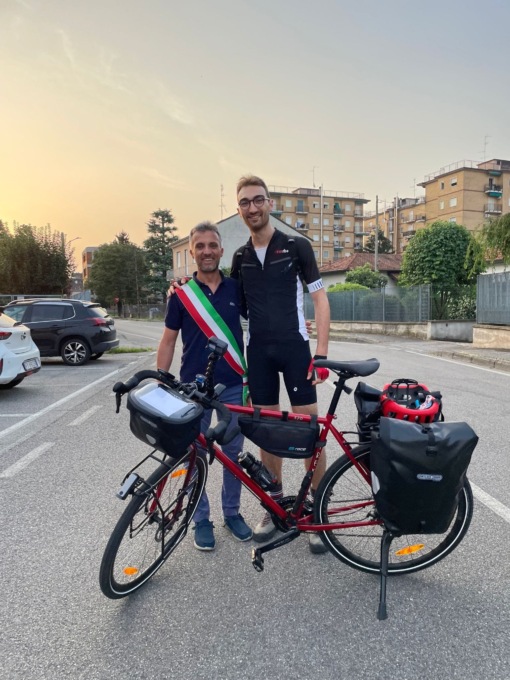 Da Cavenago a Parigi in bicicletta per sostenere la ricerca: è iniziata l’avventura di Alessandro Lanza
