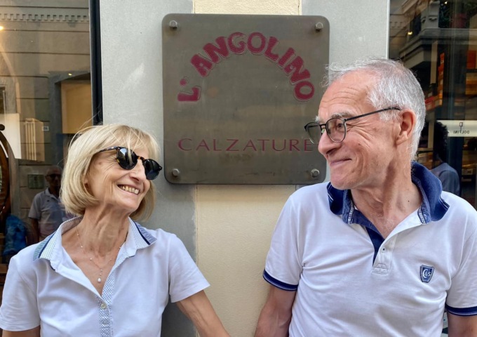 “L’Angolino” appende le scarpe al chiodo e riceve il saluto dei bandisti di strada
