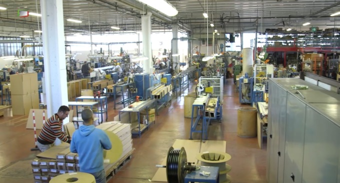 Ha raggiunto la pensione ma è tornato in fabbrica, operaio “stacanovista” diventa Maestro del Lavoro