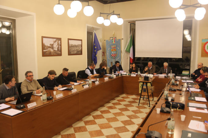 Finanza in Municipio: il caso che scuote Usmate Velate approda in Consiglio comunale