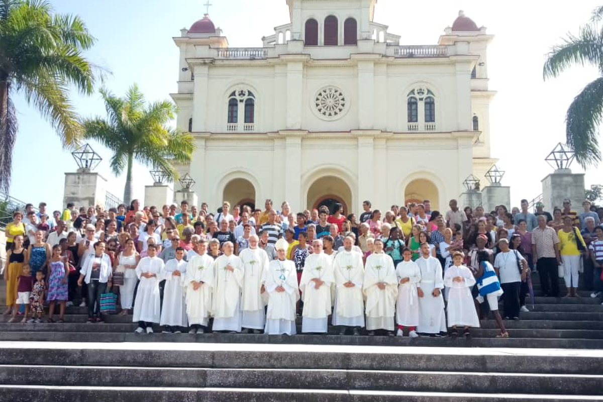 60601266_Vimercate, don Marco Pavan con arcivescovo Delpini a Cuba (5)