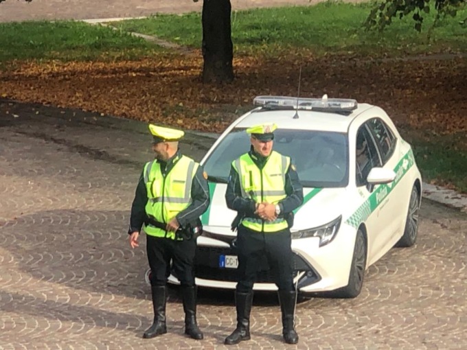 In tre su uno scooter senza casco: per due, minorenni, la multa la pagano i genitori