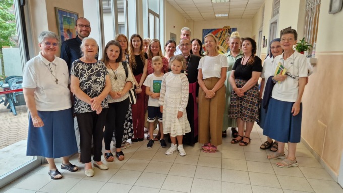 L’arcivescovo in visita alle famiglie ucraine ospiti ad Agrate