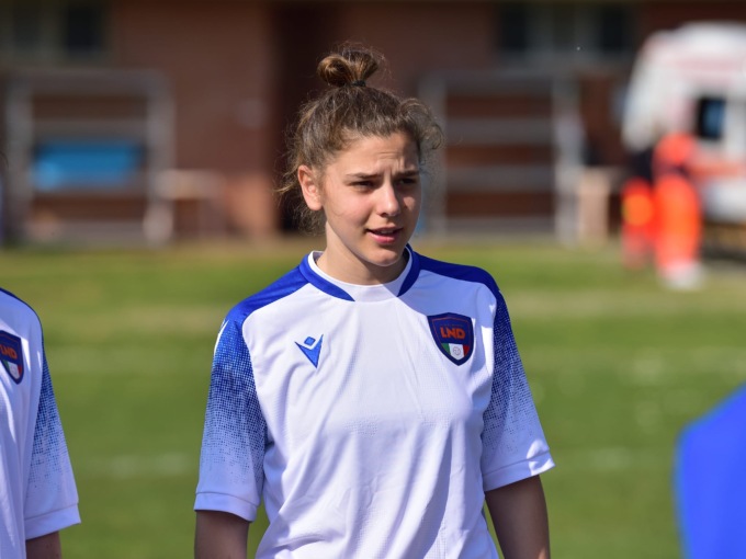 Sara Brambilla incanta tutti sul campo e sui banchi di scuola