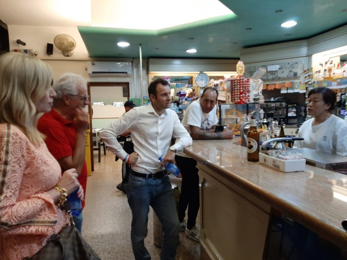 Fracassoni in piazza Roma, il sindaco a tu per tu con la barista