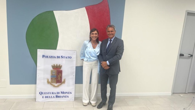Il Questore saluta il Commissario Capo Stefania Francesca Gonnella