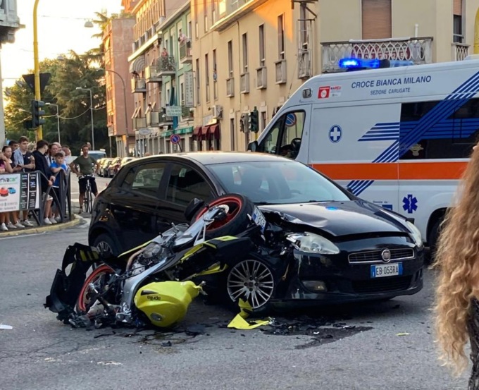Violento scontro tra auto e moto