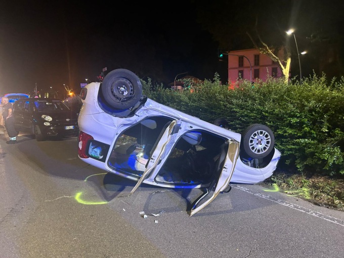 Auto ribaltata, l’altro conducente scappa