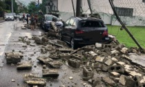 Maltempo, crolla il muro del campo di calcio di Ornago: schiacciate alcune auto in sosta