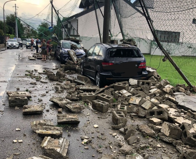 Maltempo, crolla il muro del campo di calcio di Ornago: schiacciate alcune auto in sosta