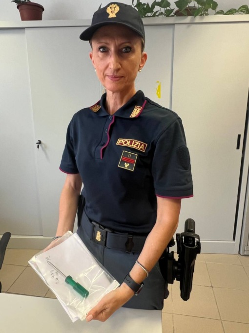 Aggredisce due fratelli con un cacciavite