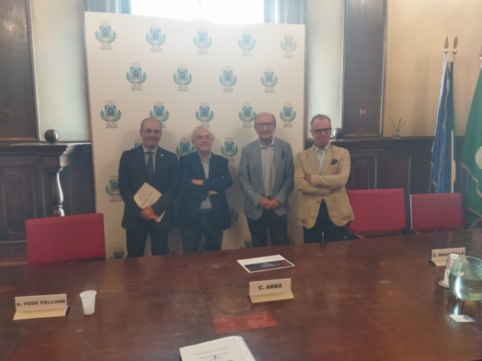Negozi aperti anche in agosto, sperando nei turisti