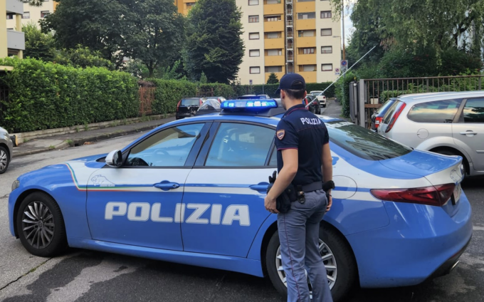 Colpisce il padre anziano e costretto a letto con la sacca del catetere
