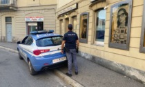 In preda al delirio accumula spazzatura in mezzo alla strada e le dà fuoco