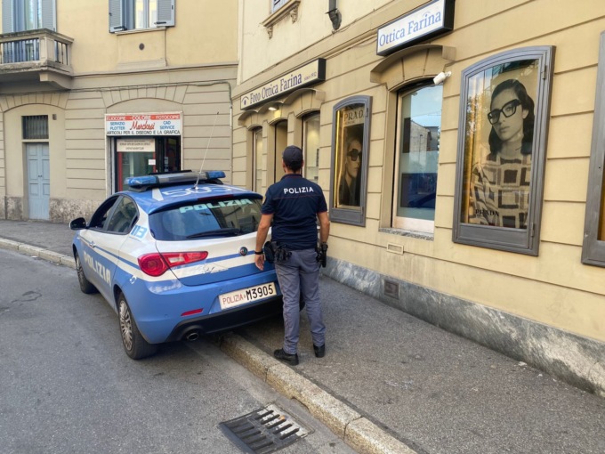 In preda al delirio accumula spazzatura in mezzo alla strada e le dà fuoco