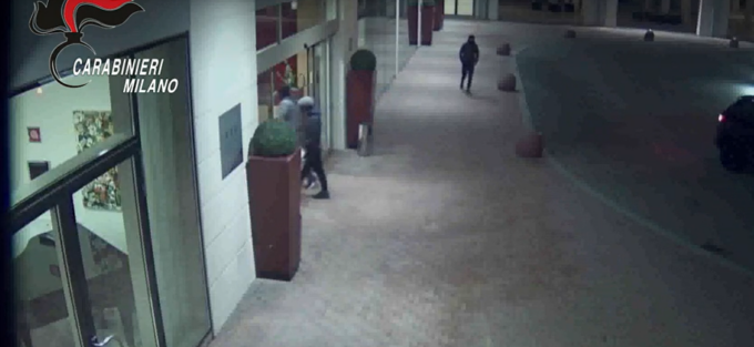 Rapinavano hotel, supermercati e cittadini a bordo di auto rubate: tre arresti