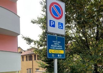 “Vuoi il mio posto? Prenditi anche il mio handicap”: tredici cartelli a Seveso