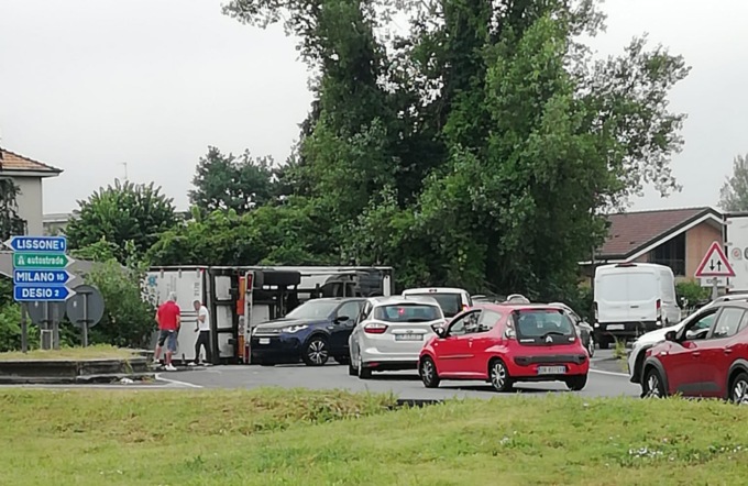 Autotreno si ribalta: caos sullo svincolo della Valassina