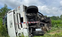 Autotreno si ribalta nella notte: paura a Usmate Velate