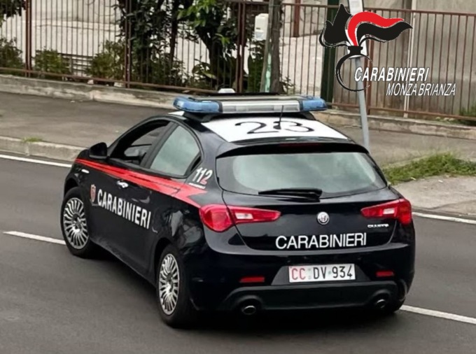Scappano a piedi dopo un incidente a Lentate, rintracciati