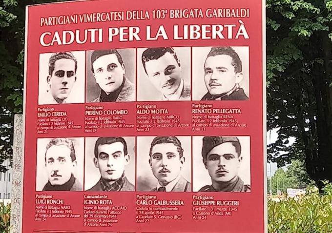 Bruciata la bandiera della pace al cippo dei martiri