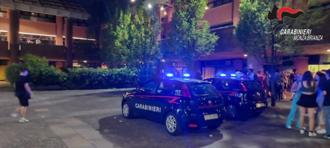 Si accoltellano in piazza, in due in ospedale