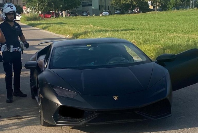 Sfrecciava con la Lamborghini per le vie di Limbiate a 142 km/h, inseguito e multato