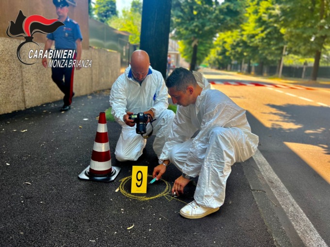 Raggiunto da colpi di arma da fuoco mentre è in auto: ferito un uomo a Seregno