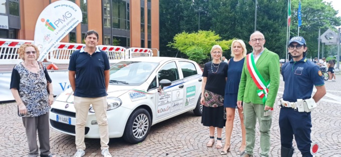 I generosi commercianti “regalano” un’auto ai Servizi sociali del Comune