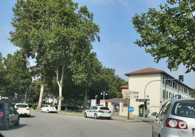 Incidente in via Manara, paura per una ciclista investita
