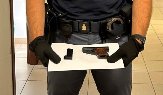 In difficoltà economiche, 54enne esasperato entra in un bar armato di pistola