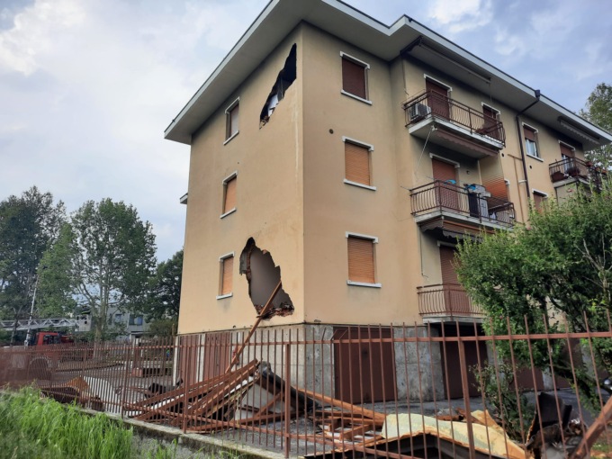 A Seregno tetto sradicato dal vento centra un condominio