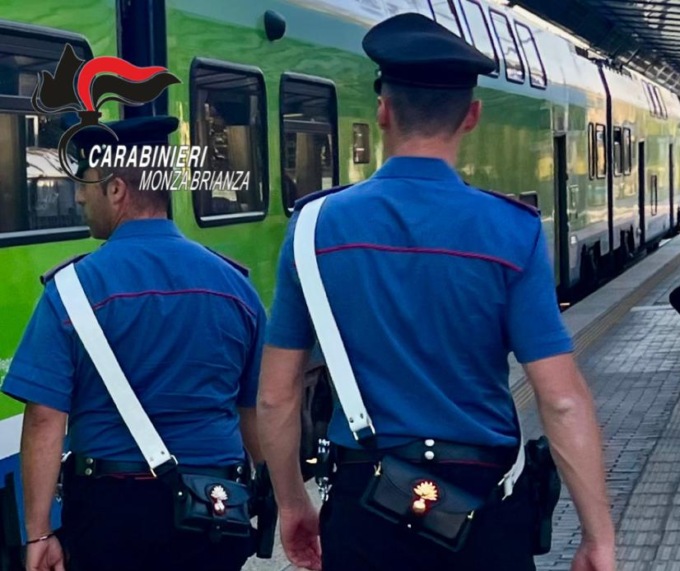 Con un bastone semina il panico in stazione a Lentate, arrestato un 31enne irregolare