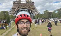 Alessandro Lanza ce l'ha fatta: partito in bici da Cavenago, è arrivato a Parigi