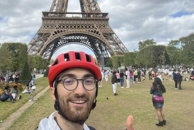 Alessandro Lanza ce l’ha fatta: partito in bici da Cavenago, è arrivato a Parigi