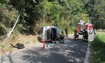 Si ribalta con l'auto e abbatte il palo della luce, poi sparisce