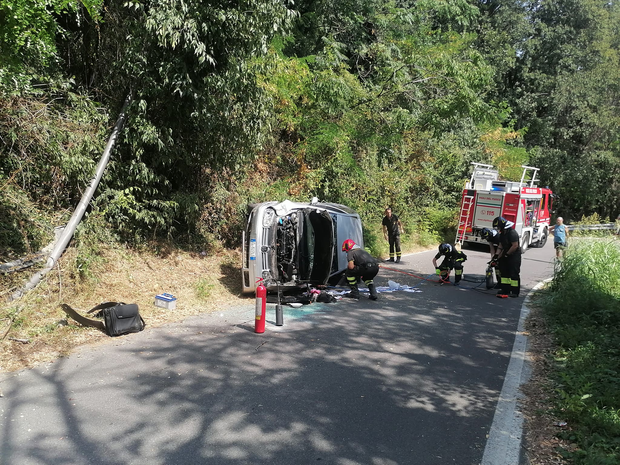 Cornate d’Adda: A car overturns, knocks over a lamp post, and then disappears.