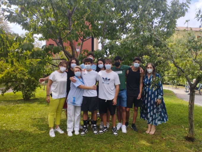 Per i suoi 18 anni regala due alberi alla casa di riposo