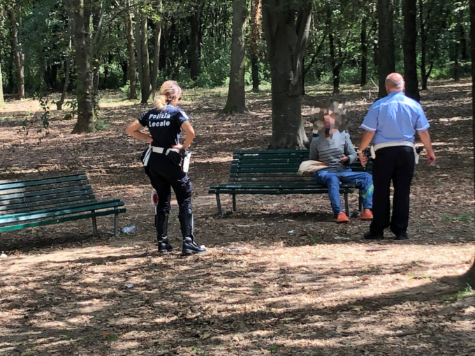 La Polizia Locale soccorre un clochard nel Bosco delle Querce