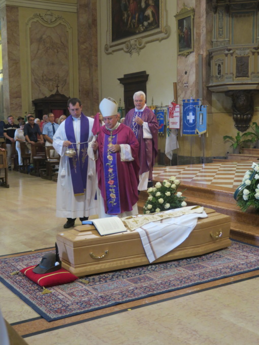 L’ultimo addio a don Carlo, prete emerito