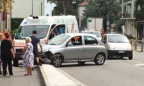 Sbanda e finisce con l'auto sul marciapiede: anziano in ospedale