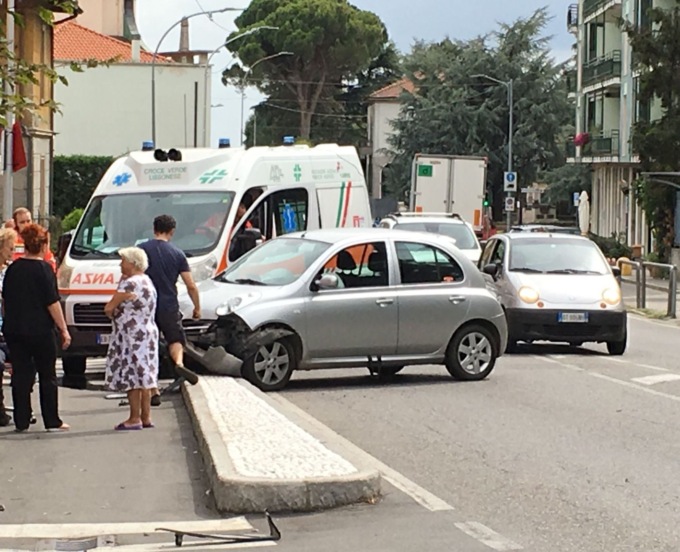 Sbanda e finisce con l’auto sul marciapiede: anziano in ospedale