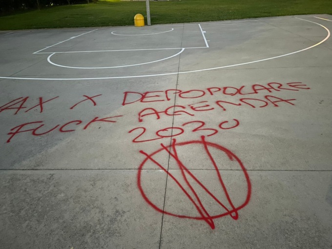 Raid vandalico “No Vax” a Usmate Velate