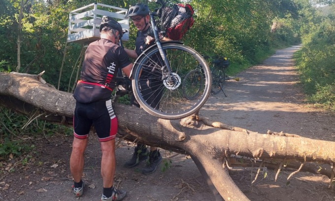 Gli alberi intralciano la pista, la ciclabile lungo l’Adda è un percorso a ostacoli