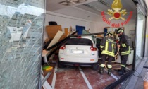 Grave incidente a Seregno: finisce con l'auto dentro il centro per disabili. Tre feriti